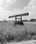 855827 Afbeelding van het reclamebord 'BOERDERIJ MEREVELD / PANNEKOEKEN', geplaatst in een oude handkar, bij de ingang ...